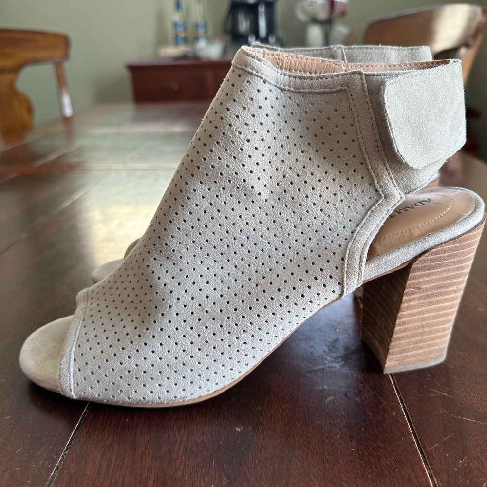 ADAM TUCKER Rowan perforated open toe Sandals 3" heel size 10